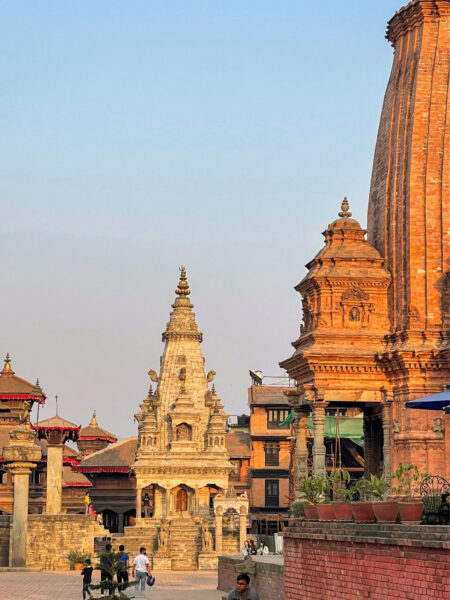 Der Nyatapola-Tempel in Bhaktapur ist im Zentrum des Bildes. Die ehemalige Königsstadt in Nepal ist auch der Startpunkt einer Reise mit Weltweitwandern.