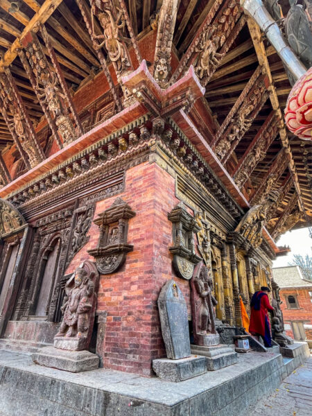 Auf dem Bild sehen wir einen Ausschnitt eines Tempels am Durbar Square in Kathmandu.