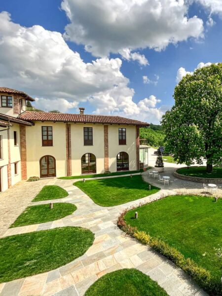 Man sieht einen Innenhof einer Gruppe Gebäude, die als Ort der Übernachtung für die Gäste eine Wanderreise von Weltweitwandern dienen.