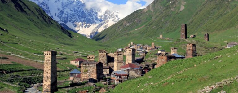 Man sieht mehrere Wehrtürme im georgischen Teil des Kaukasus.
