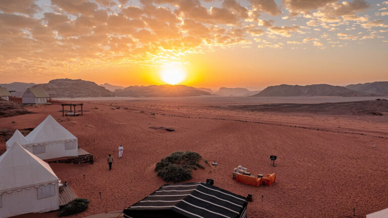 JOG03_Jordanien_Wüstencamp bei Sonnenuntergang_cWeltweitwandern Jordanien Wüstencamp Sonnenuntergang
