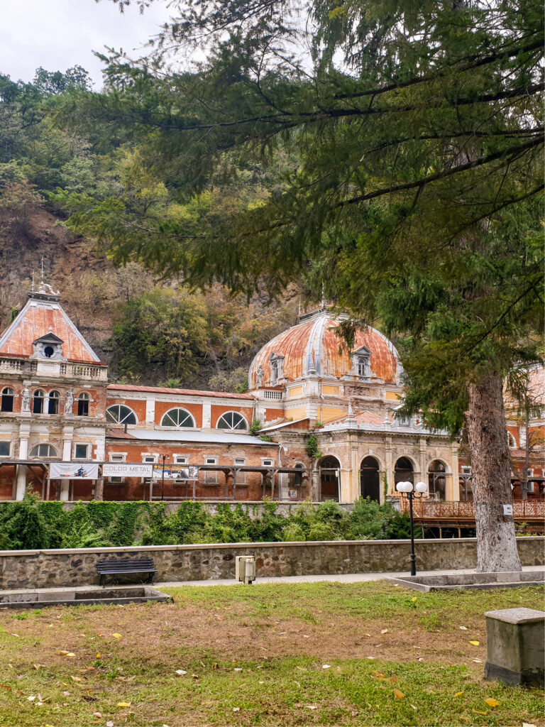 Ein Bild des Neptunbads in der Stadt Herkulesbad im Westen von Rumänien. Bei dem Gebäude handelt es sich um ein altes, kaiserliches Bad.
