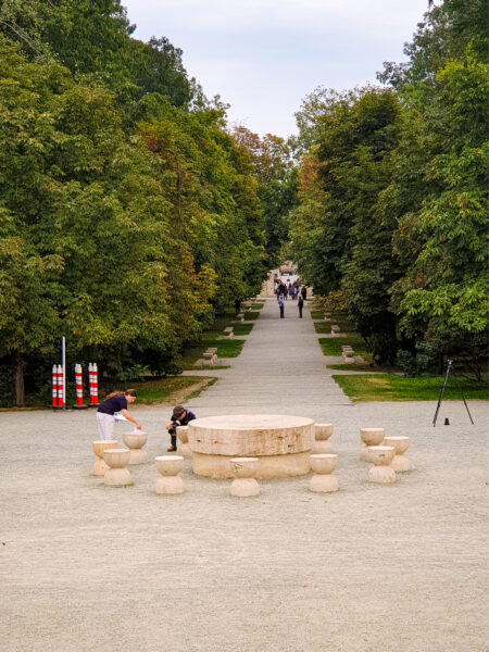 Auf dem Bild ist der Tisch des Schweigens zu sehen, eine Skulptur in der rumänischen Stadt Târgu Jiu.