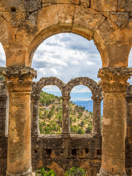 Eine Fenster- oder Torbogen in den Ruinen des byzantinischen Alahan Klosters in der Region Kilikien in der Türkei