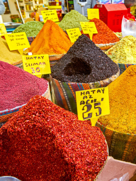 Man sieht einige Töpfe mit Gewürzen auf einem Basaar in Kilikien in der Türkei. Sie sind hoch getürmt und man gern die intensiven Gerüche beinahe durch das Bild wahrnehmen.