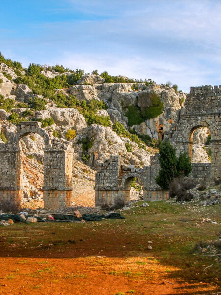 Auf dem Bild sieht man Teile der Ruinen der antiken Stadt Olba in der Türkei. Hierbei handelt es sich um ein beliebtes Ziel auf Reisen durch die Region Kilikien in der Türkei.