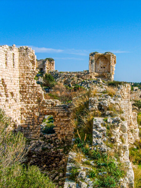 Am Bild sind die Ruinen der Burg Seleukeia auch bekannt als die Silifke Kalesi in der Nähe des Taurus-Gebirges in der Türkei.