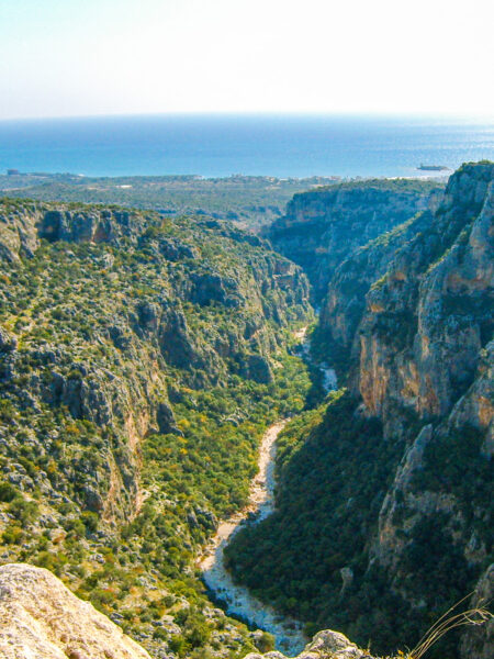 Am Foto ist die Adamkayalar-Schlucht in der Türkei von einem erhöhten Punkt aus zu sehen. Die Schlucht ist bekannt für die namensgebenden 