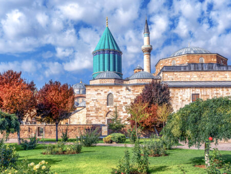Am Bild sieht man das Mevlana-Museum in Konya in der Türkei.
