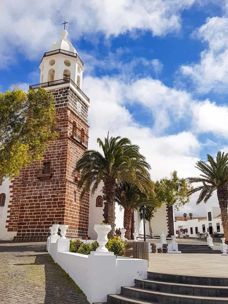 Auf dem Bild sehen wir die Kirche Iglesia de Nuestra Señora de Guadalupe im historischen Zentrum von Teguise auf der Insel Lanzarote.