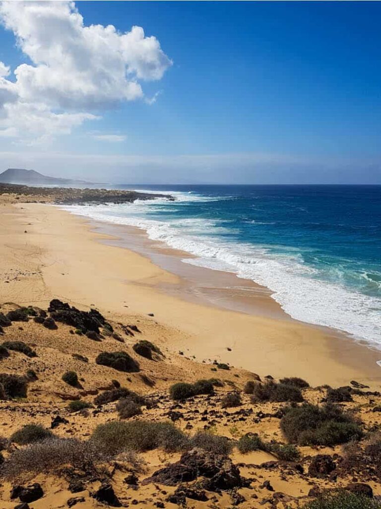 Auf dem Bild ist die Playa de las Conchas auf der kanarischen Insel Lanzarote.