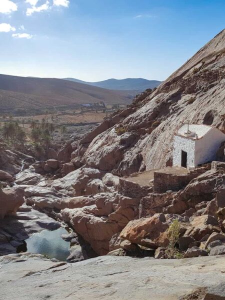 Wir sehen den Barranco de las Peñitas auf der kanarischen Insel Fuerteventura. Hierbei handelt es sich um eine Schlucht, die man mit Weltweitwandern durchwandern kann.