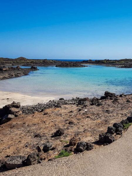 Wir können die Playa de la Concha auf der Isla de Lobos sehen. Hierbei handelt es sich um einen Sandstrand auf einer Insel unweit der Kanareninsel Fuerteventura.