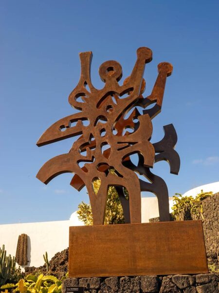 Eine Skulptur des Künstlers Cesar Manrique vor dem blauen Himmel der spanischen Insel Lanzarote. Sie kann im Zuge einer Wanderreise mit Weltweitwandern bestaunt werden.