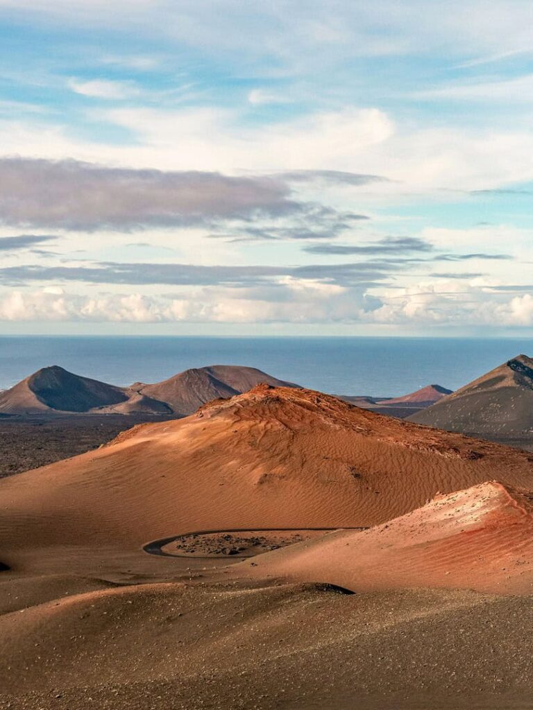 Man sieht die Berge des Nationalpark Timanfaya auf der Insel Lanzarote. Er zeichnet sich aus durch seine 