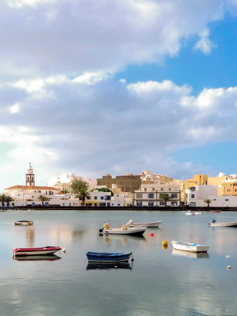 Mehrere Boote treiben im Hafen der Küstenstadt Arrecife auf der Insel Lanzarote. Die Stadt ist der erste Halt auf einer Reise von Weltweitwandern.