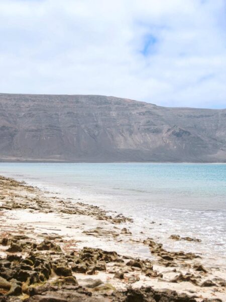 Man sieht einen Küstenstreifen der Insel Graciosa auf der Wanderreise mit kleiner Gruppe.