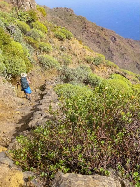 Eine Frau folgt einem Wanderweg auf El Hiero einen Hang hinauf. Es kann sich um den Pfad zum Gipfel des Malpaso handeln.