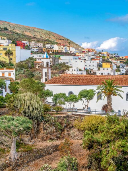 Die Kirche Nuestra Señora de la Concepción ist im Vordergrund des Bildes zu sehen. Dahinter sieht man Teile der Haupstadt von El Hiero, Valverde.