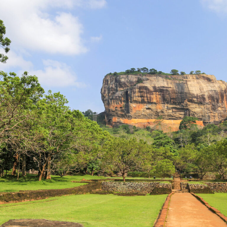 SRG01_Sri Lanka_Wolkenmaedchen_Sigiriya-Felsen_cWeltweitwandern