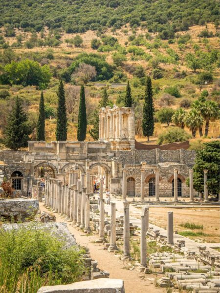 Auf dem Bild sieht man die Ruinen der antiken Stadt Ephesos in der Türkei, ein Halt auf einer Reise mit Weltweitwandern durch Kleinasien.