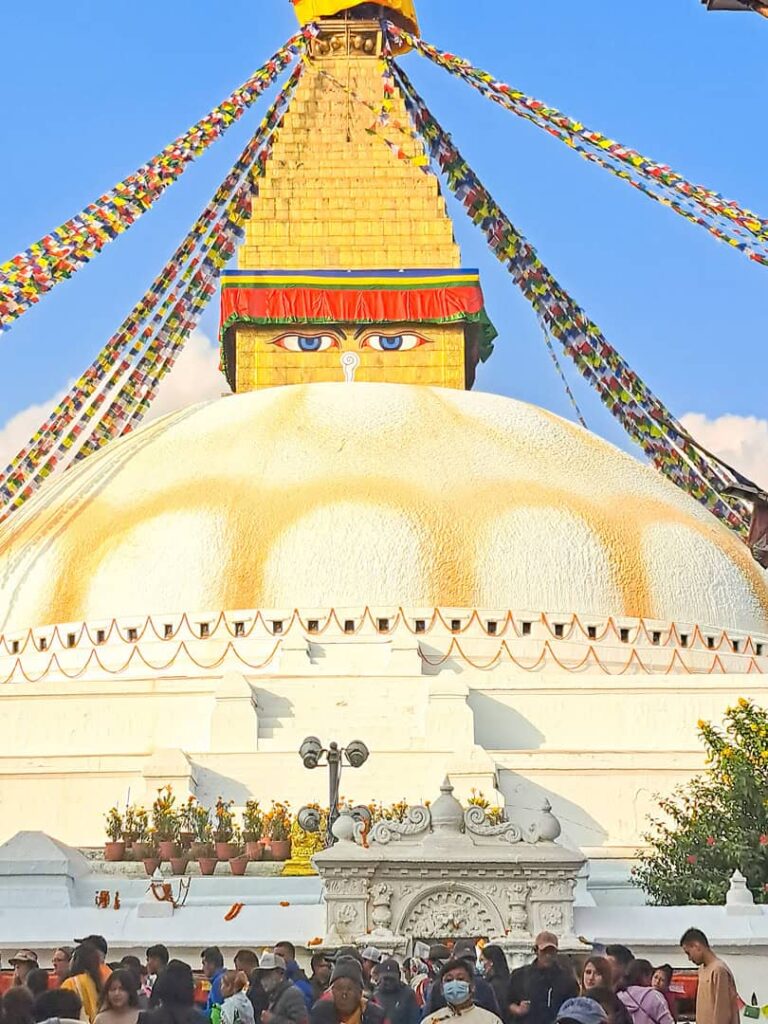 Man sieht den Stupa, ein wichtiges Ziel buddhistische Pilger*innen in Boudhanath, der im Zuge einer ökologische geplanten Reise von Weltweitwandern besucht werden kann.