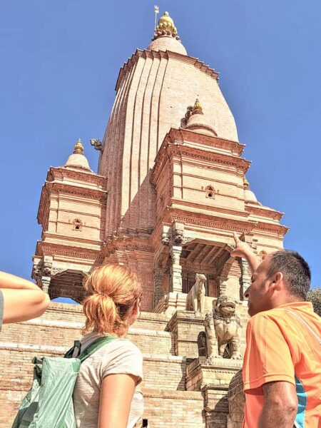Zwei Wanderreisende stehen vor einem Tempel in Nepal in der Region Langtang.