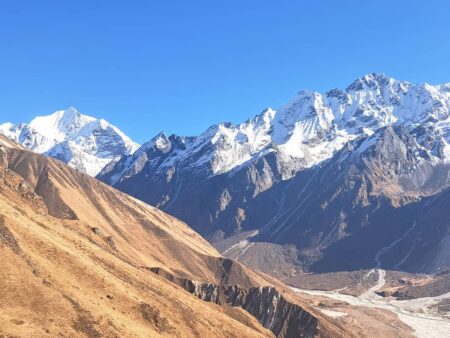 In der Ferne sieht man den Gipfel des Tsergo-Ri in der Region Langtang in Nepal. Die Aussicht kann bei einer Reise mit Weltweitwandern bewundert werden.