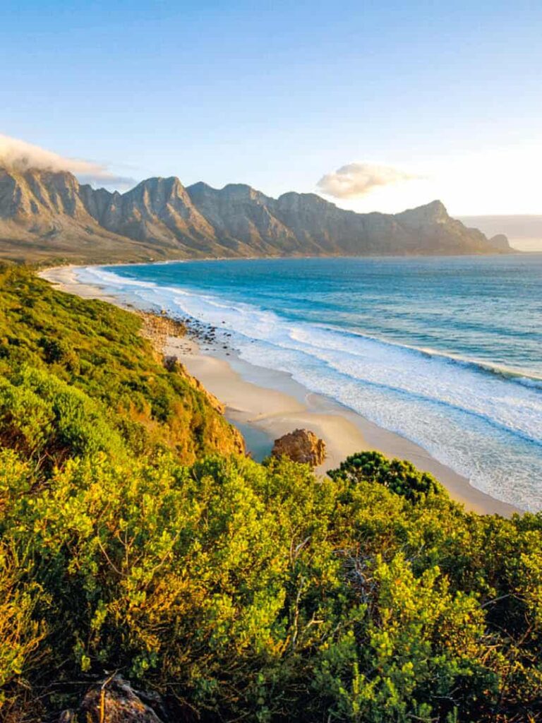 Wir sehen einen Küstenausschnitt in Südafrika, wo man großartig entlang der langen Sandstrände und Gebirge wandern kann.
