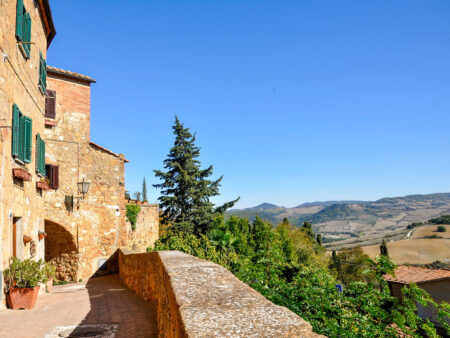 Man sieht die Aussicht von der italienischen Stadt Pienza hinaus auf die Landschaft der Toskana.