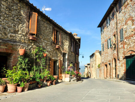 Man sieht eine Gasse in einer kleinen Ortschaft in der Toskana.