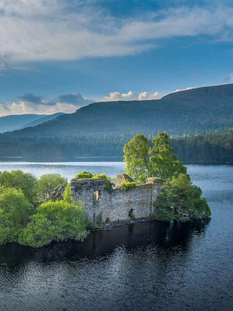 Auf dem Bild sieht man das Loch an Eilein im Cairngorms National Park. Mitten im Loch gibt es eine Insel, auf der sich eine Burgruine aus dem 13. Jahrhundert befindet, die auch auf dem Bild zu sehen ist.