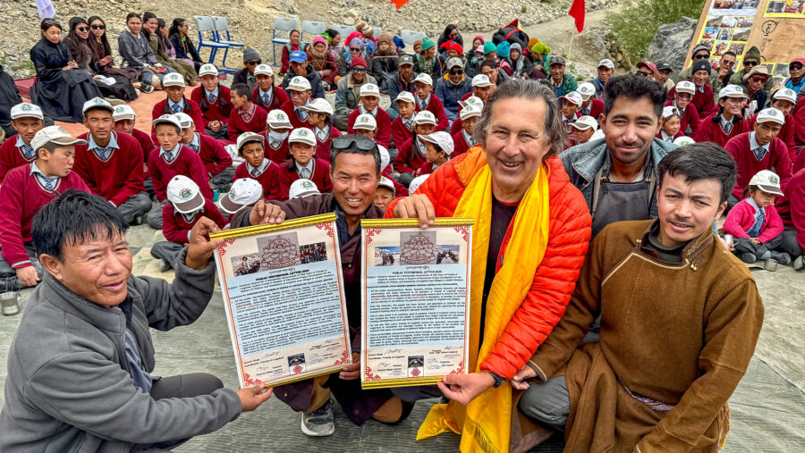 Christian Hlade mit Schülern der Solarschule in Lingshed, Ladakh
