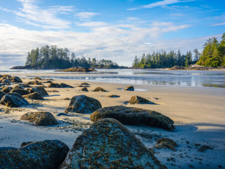 Man sieht einen Strand auf Vancouver Island in Kanada.