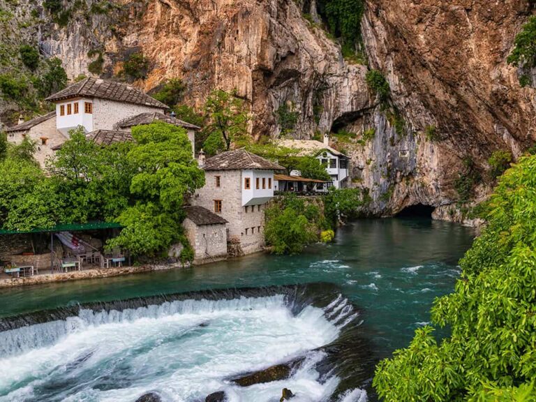 türkisfarbener Fluss Buna in Blagaj, Bosnien-Herzegowina