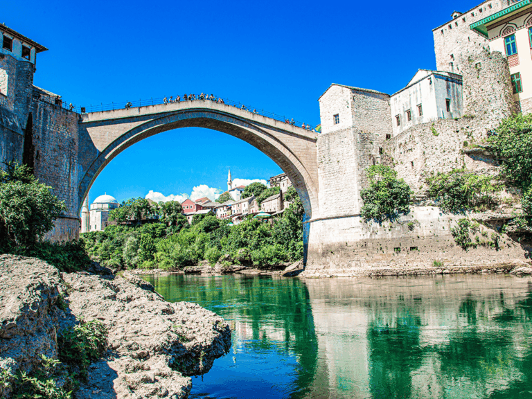 Die historische Brücke Stari Most in Mostar über dem smaragdgrünen Fluss Neretva – kulturelles Highlight auf einer geführten Wanderreise durch Bosnien mit Weltweitwandern.