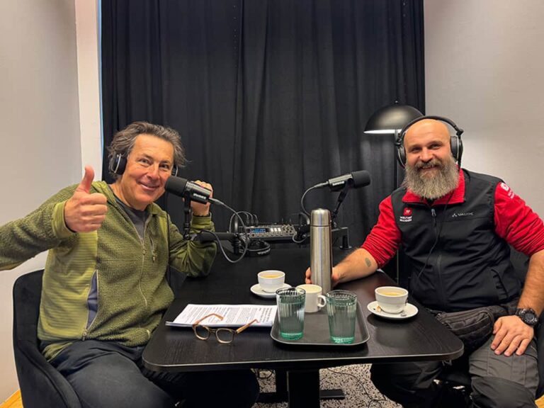 Christian Hlade und Evelin an einem Tisch bei der Podcast-Aufnahme – Austausch über nachhaltiges Reisen, Wanderkultur und authentische Erlebnisse bei Weltweitwandern.