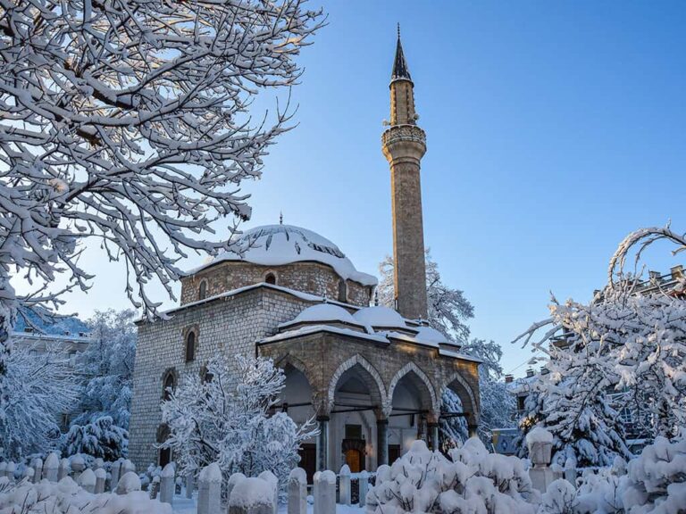 Verschneite Moschee in Sarajevo – kulturelle Vielfalt und authentische Einblicke auf einer nachhaltigen Wanderreise mit Weltweitwandern.