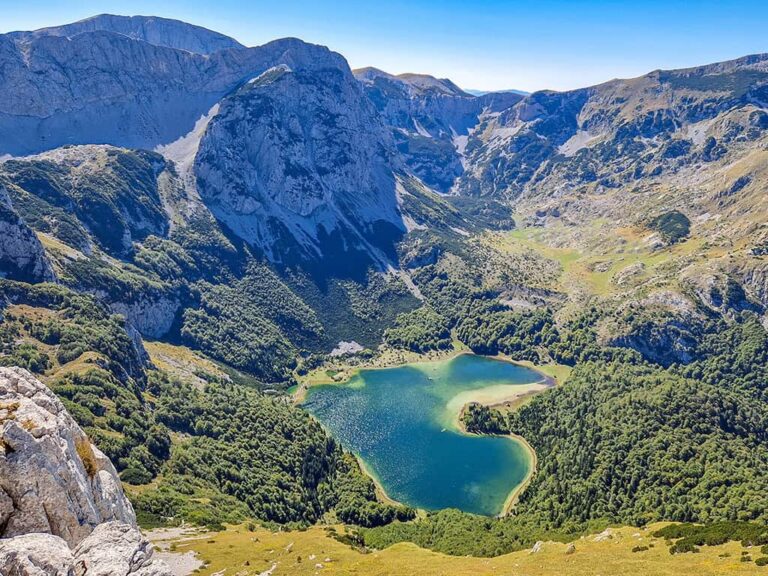 Türkisfarbener Bergsee Trnovačko eingebettet in eine weite alpine Karstlandschaft in Bosnien-Herzegowina