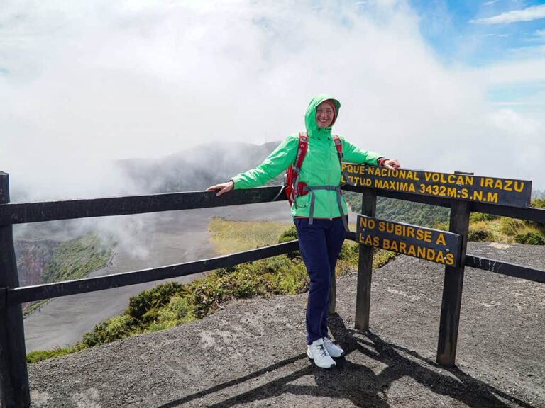 Eine Wanderin steht am Aussichtspunkt des Nationalparks Vulkan Irazú auf 3.432 Metern Höhe, umgeben von Nebelschwaden und beeindruckender Kraterlandschaft. Diese geführte Wanderung in Costa Rica verbindet aktiven Natururlaub mit fundiertem Wissen lokaler Guides. Weltweitwandern steht für nachhaltige Wanderreisen in kleinen Gruppen und authentische Einblicke in die Vulkanlandschaften Mittelamerikas.