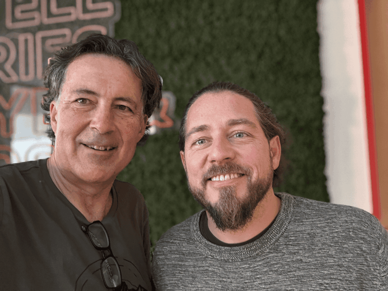 Weltweitwandern-Gründer und Podcast-Host Christian Hlade mit Reisefotograf Pascal Violo machen ein Selfie.