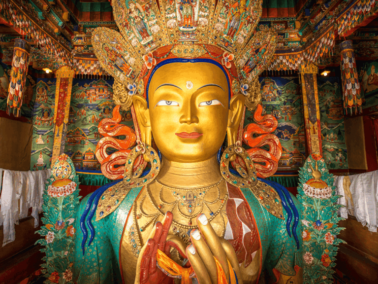 Große goldene buddhistische Statue in einem farbenprächtig geschmückten Kloster in Ladakh.