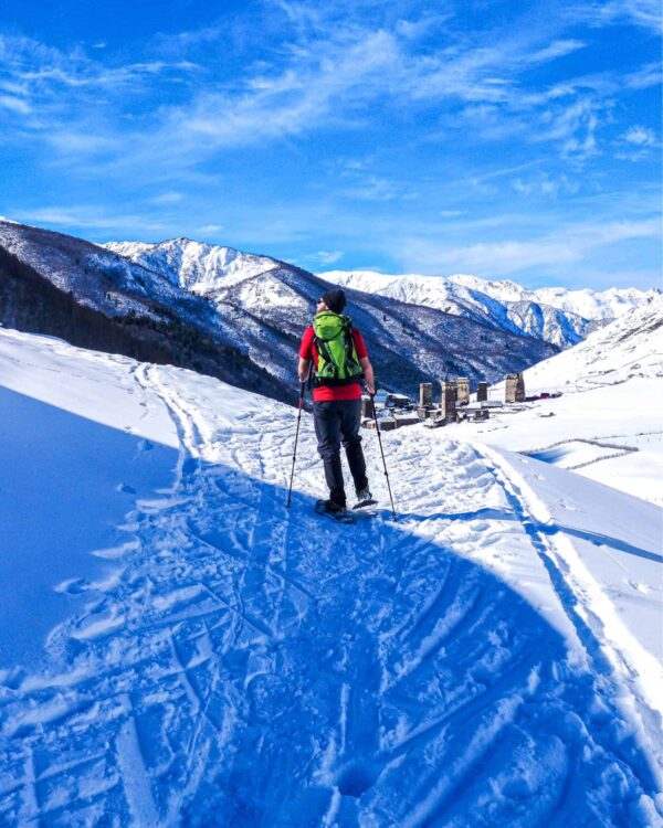 Ein Schneeschuhwanderer geht durch die verschneiten Berge des Kaukausus in Swanetien, Georgien.