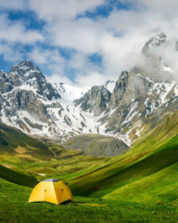Ein gelbes Zelt steht im Juta-Tal nahe dem Kazbegi-Gebirge im Kaukasus in Georgien
