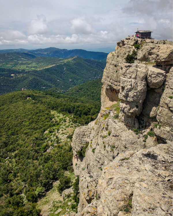 Man sieht den Monte Novo San Giovanni im Supramonte Gebirge auf Sardinien. Am Gipfel steht ein kleine Holzhütte.