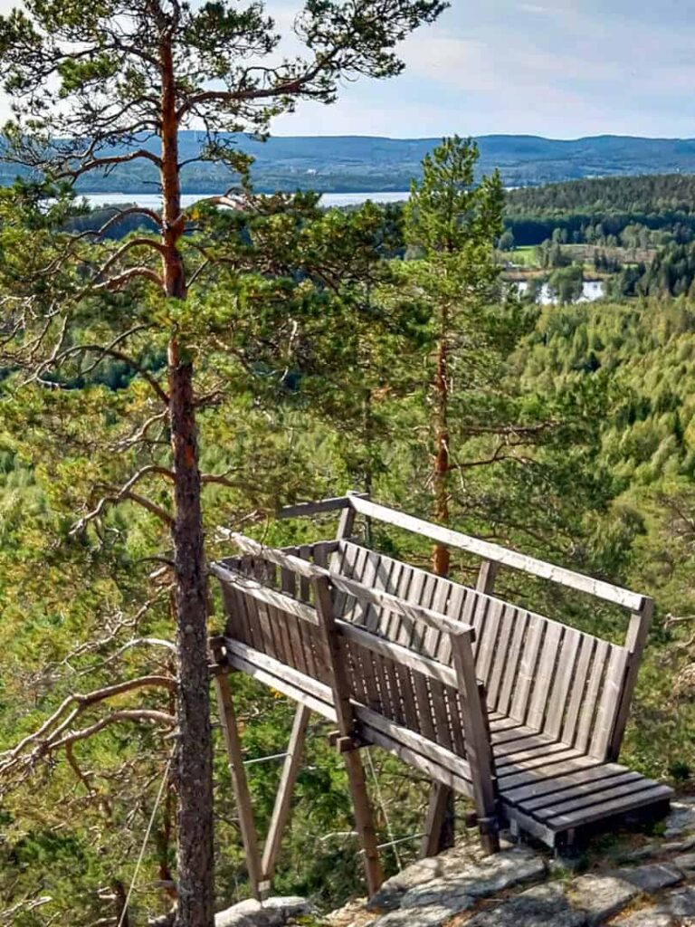 Das Bild zeigt einen Aussichtspunkt entlang einer Wanderroute in Schweden