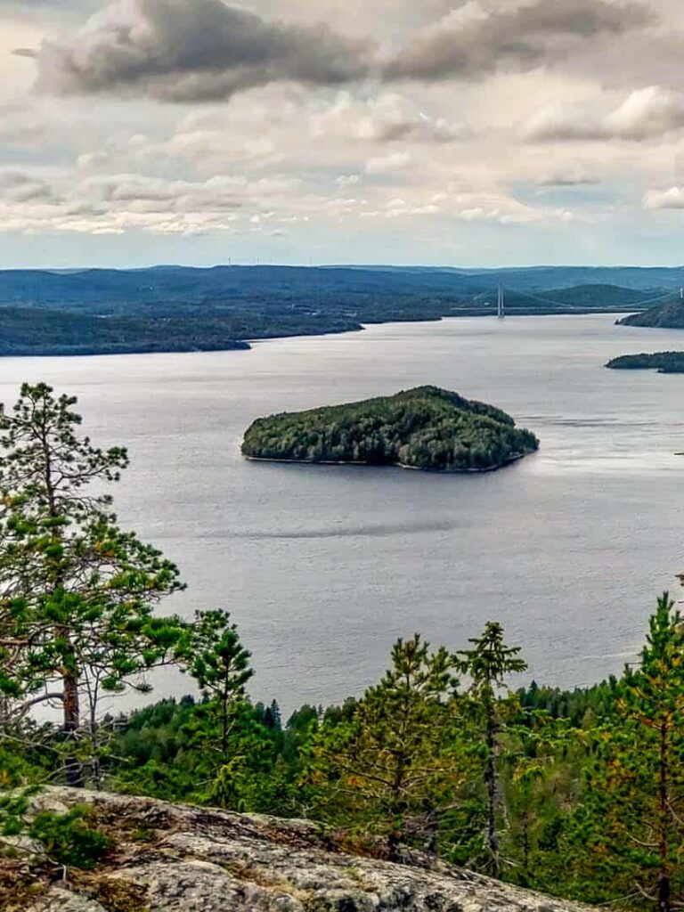 Eine Insel in der Höge Kusten-Region in Schweden.