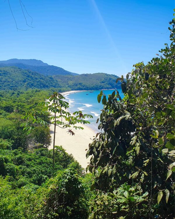 Man sieht einen tropischen Strand in Brasilien, der nahe der Stadt Paraty zum Baden und Entspannen nach einer Wanderung einländt.
