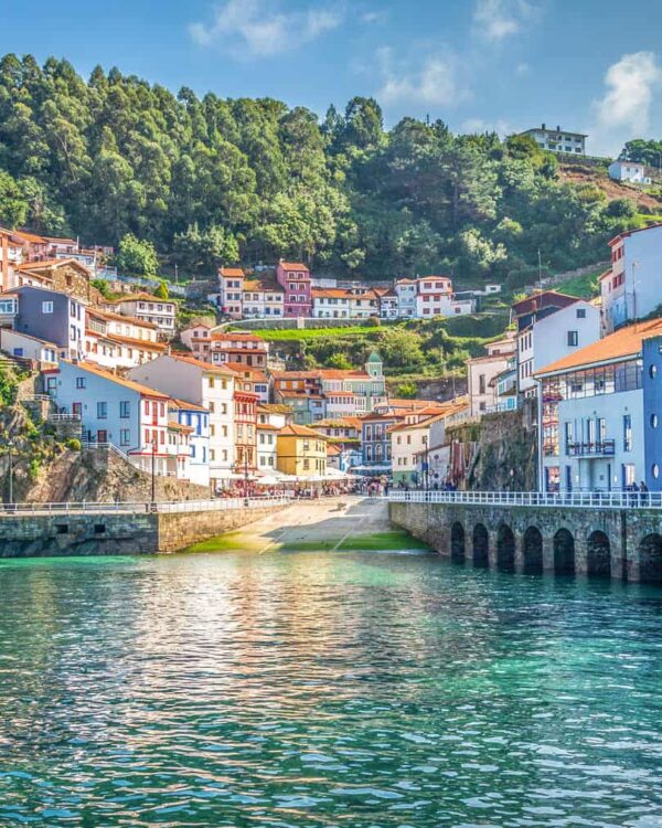 Man sieht die bunten Häuser des Küstenorts Cudillero in Asturien