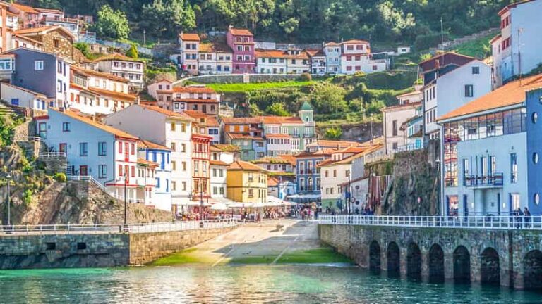 Man sieht die bunten Häuser des Küstenorts Cudillero in Asturien